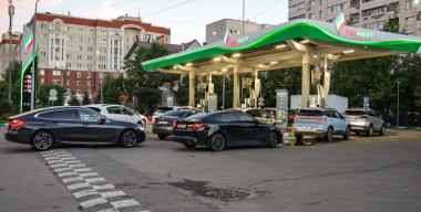 Автоюрист Воропаев напомнил, кто может проезжать на АЗС без очереди