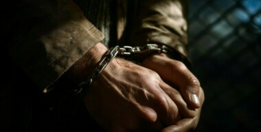 Таксист заманил в машину и изнасиловал 10-летнюю девочку