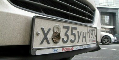 Юрист Воропаев напомнил водителям о наказаниях за стертые символы госномера