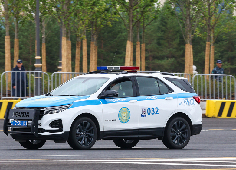 Изображение Девушка прокатилась на капоте Toyota RAV4 ради контента и получила штраф