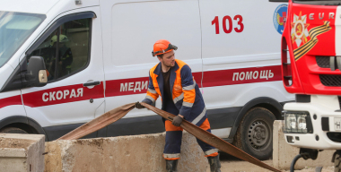 Рабочему оторвало ноги лопнувшее колесо сорвавшегося автокрана