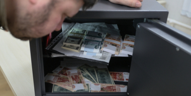 Пикапер-аферист обманывал женщин на автобарахолках, брал деньги в долг и исчезал