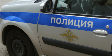 Бездомный пытался угнать Mercedes-Benz, но не смог запустить двигатель