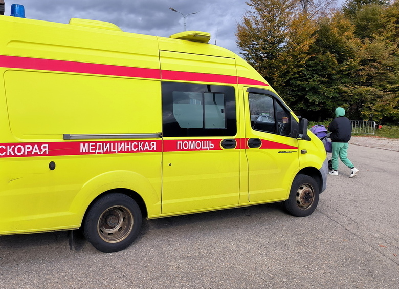 Изображение Мужчина в неадекватном состоянии разбил машину скорой помощи протезом ноги