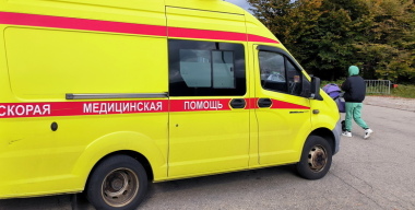 Мужчина в неадекватном состоянии разбил машину скорой помощи протезом ноги