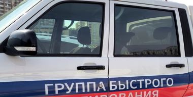 Женщина на иномарке въехала в толпу перед баром и разгромила заведение