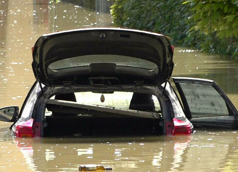 Изображение Подростки на автомобиле каршеринга рухнули в воду с набережной Москвы-реки