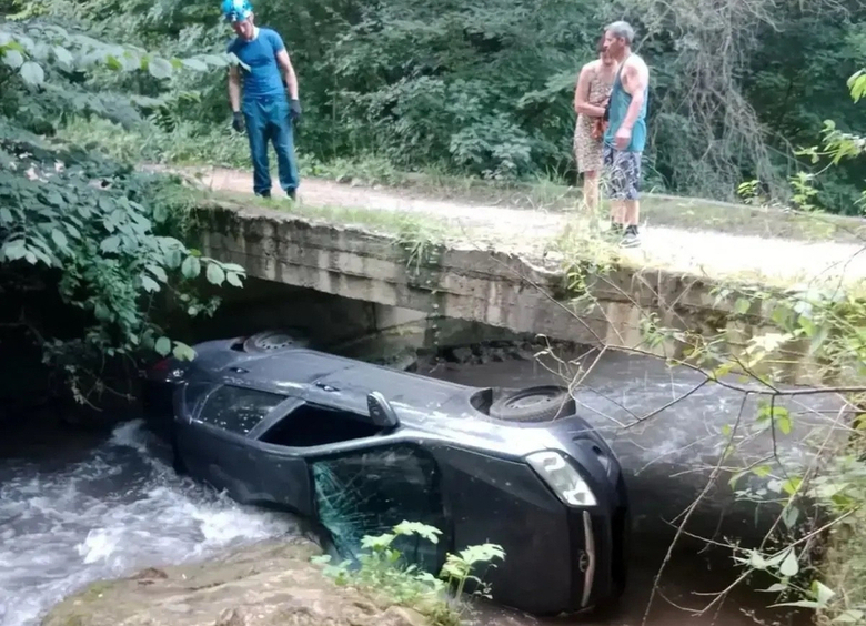 Изображение Пьяные туристы вместе с автомобилем рухнули с моста в реку в Кисловодске