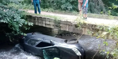 Пьяные туристы вместе с автомобилем рухнули с моста в реку в Кисловодске