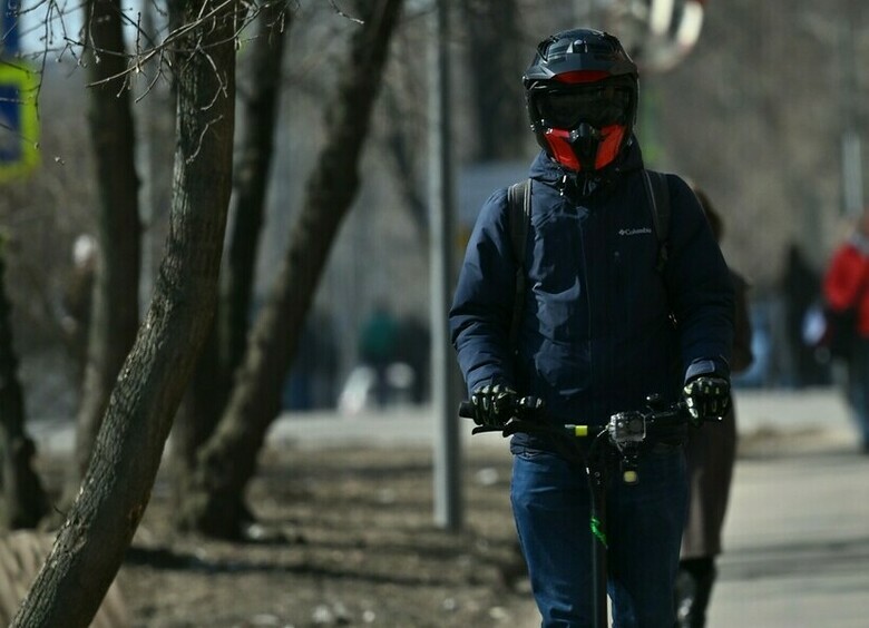 Cамокатчик в маске разбил губу девушке за замечание на тротуаре