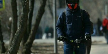 Cамокатчик в маске разбил губу девушке за замечание на тротуаре