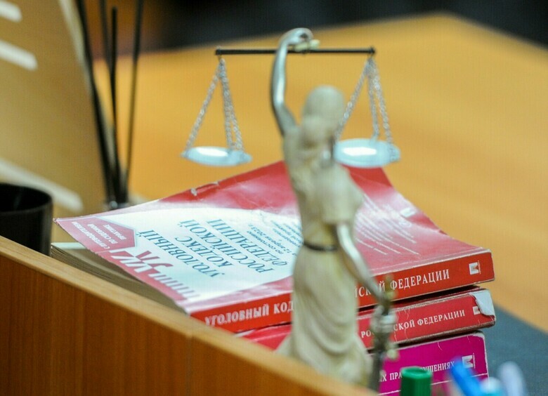 Изображение Полицейского заставили бежать возле машины, прижав ему руку стеклоподъемником