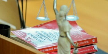 Полицейского заставили бежать возле машины, прижав ему руку стеклоподъемником