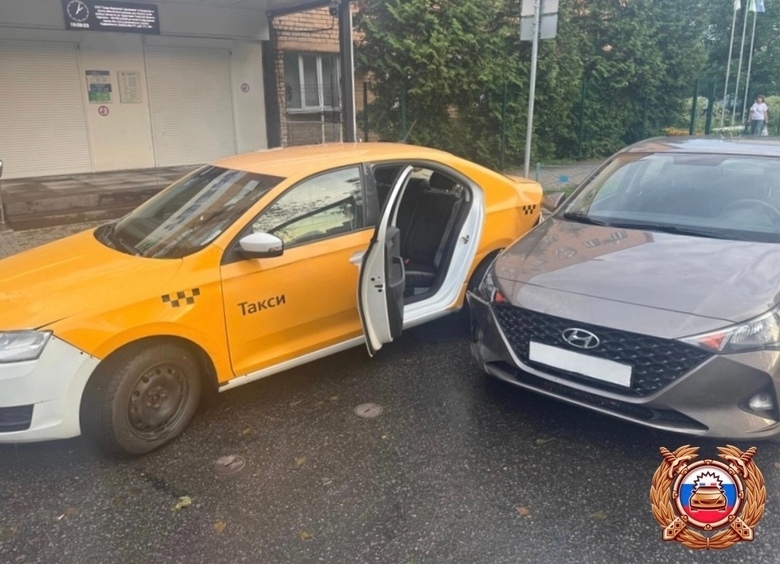 Изображение Мужчина на Hyundai придавил около такси водителя и семилетнюю девочку