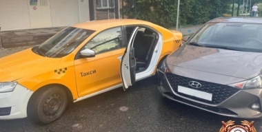 Мужчина на Hyundai придавил около такси водителя и семилетнюю девочку