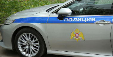 Велосипедист метнул коктейль Молотова под колеса автомобилей на шоссе
