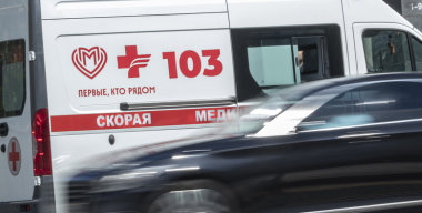 Женщина рухнула с высоты на припаркованный автомобиль и погибла