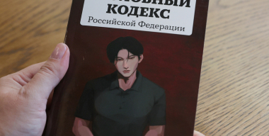 Отвергнутый мужчина обклеил машину бывшей девушки ее интимными фото