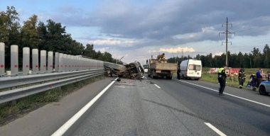 Грузовик маркетплейса с товарами протаранил вахтовый автобус с рабочими