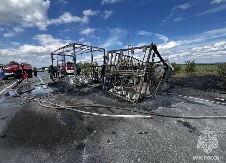 Изображение Тройное ДТП на трассе М-5 под Оренбургом: один человек погиб, две машины сгорели