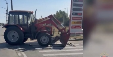 Трактор снёс крышу «Ниссану», женщина-водитель погибла на месте
