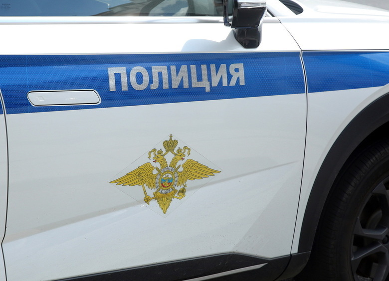 Изображение Голый мужчина избил женщину, разнес несколько машин и напал на автобус