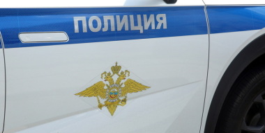 Голый мужчина избил женщину, разнес несколько машин и напал на автобус