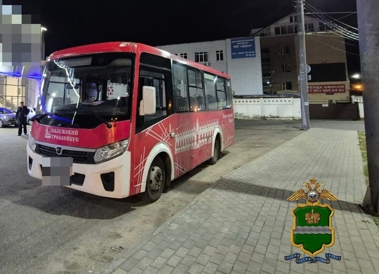 Изображение Мужчина угнал с остановки автобус, покатался, испугался и бросил посреди дороги