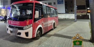 Мужчина угнал с остановки автобус, покатался, испугался и бросил посреди дороги