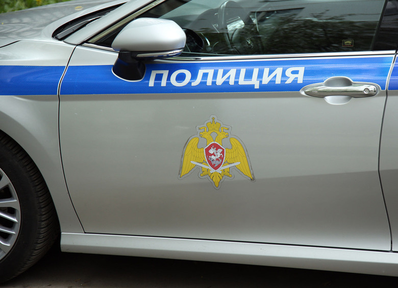Изображение Мужчина разгромил чужие машины лопатой, за что его сильно избили