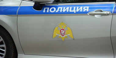 Мужчина разгромил чужие машины лопатой, за что его сильно избили