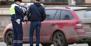 В России призвали заменить штрафы за тонировку стекол авто платным абонементом