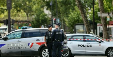 Россиянин влетел в толпу людей на остановке во Франции и скрылся