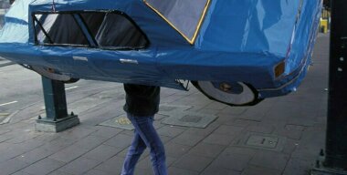 В КНР начали выпускать бумажные копии дорогих авто, чтобы сжигать их на кладбище