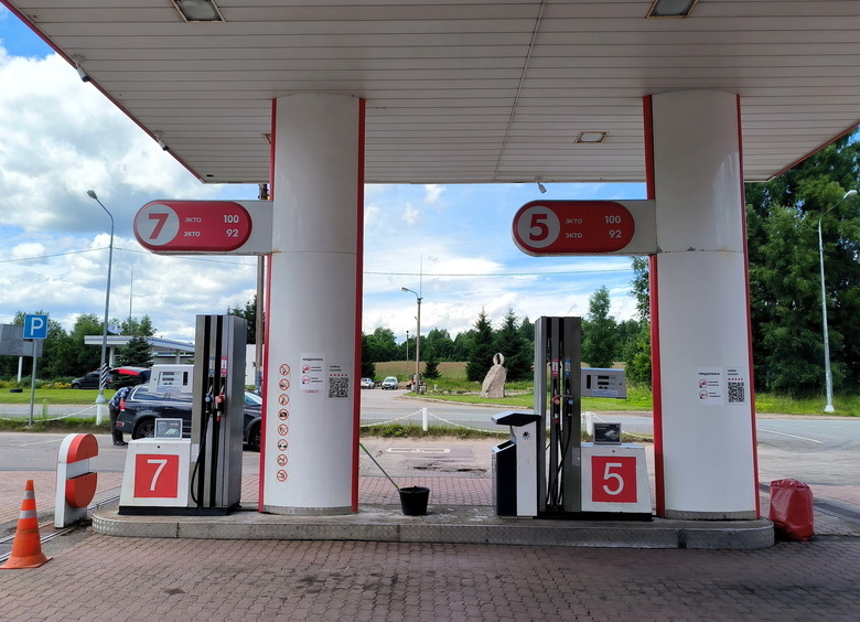 На российских АЗС разрешили продавать бензин и дизель пониженного класса