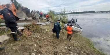 Тело девушки из утонувшего в реке автомобиля с подростками унесло течением