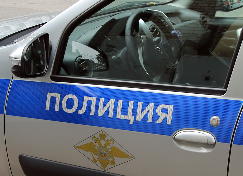 Изображение 17-летний хулиган снял госномера с десяти чужих авто и разбросал их по городу