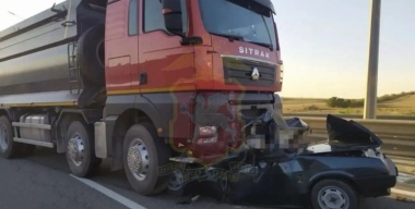Годовалый младенец чудом выжил в легковушке, смятой фурой, взрослые погибли