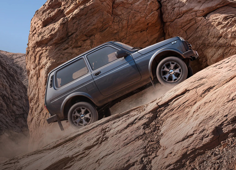 Старт продаж обновленной LADA Niva Legend, цены Tenet Plus L6, анонс «кибер-кроссовера» Jeland C4 и «права» в Max: итоги недели