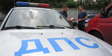 На МКАД легковушку зажало между двумя фурами