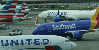 Грузовой Boeing приземлился на оживленную дорогу и снес несколько автомобилей