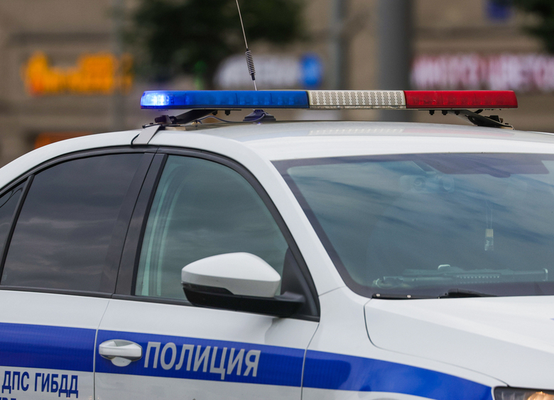 Изображение Пьяный водитель застрял между сидений, попытаяь изобразить из себя пассажира