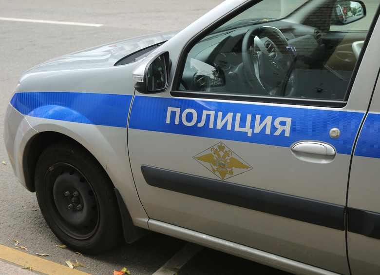 Изображение Труба ограждения насквозь пробила Nissan как шампур кусок мяса