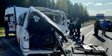 Фура протаранила микроавтобус с детьми на трассе