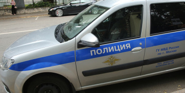 Безработные парни угнали мотоцикл, пока хозяин пытался его завести