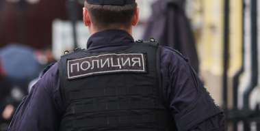 Мама с сыном ногами избили полицейского за интерес служивого к их автомобилю