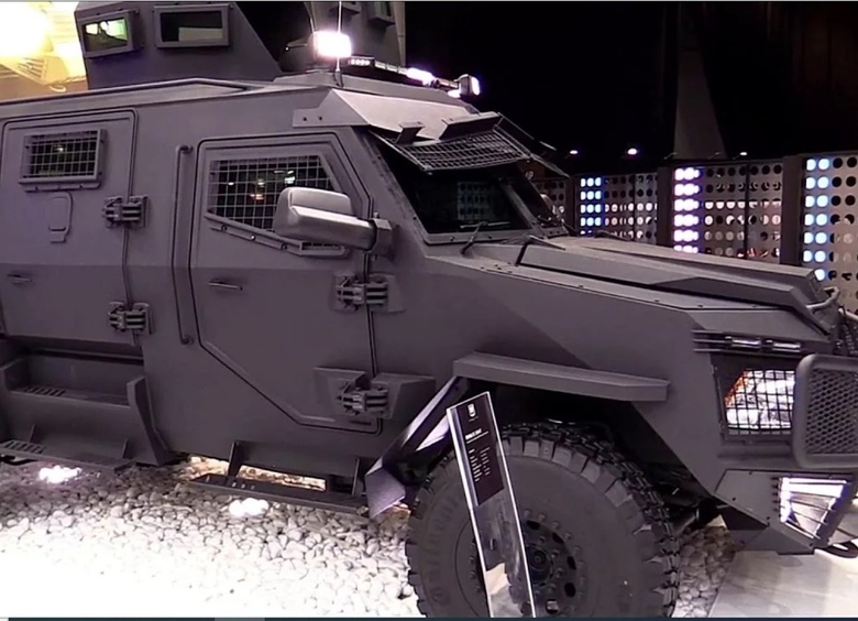 «Титановый» прокол: в зоне СВО уничтожен редкий канадский броневик Titan-S