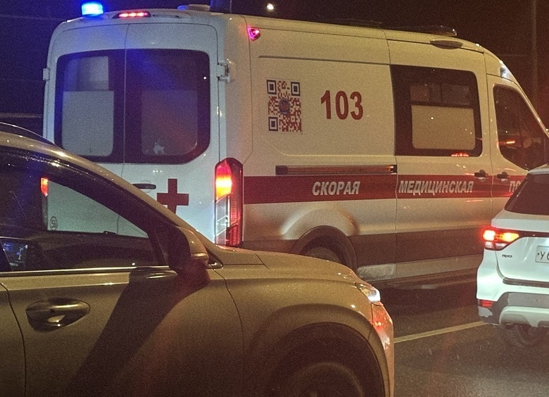 Изображение Пьяный пенсионер попал под колеса LADA Samara, на четвереньках переползая дорогу