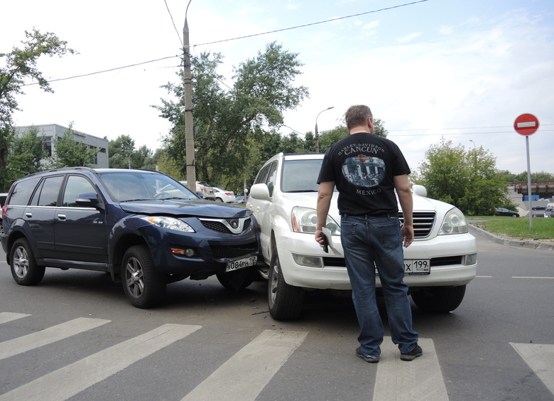 Названы самые аварийные цвета автомобилей в России