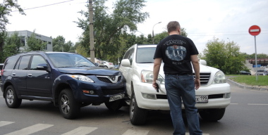 Названы самые аварийные цвета автомобилей в России